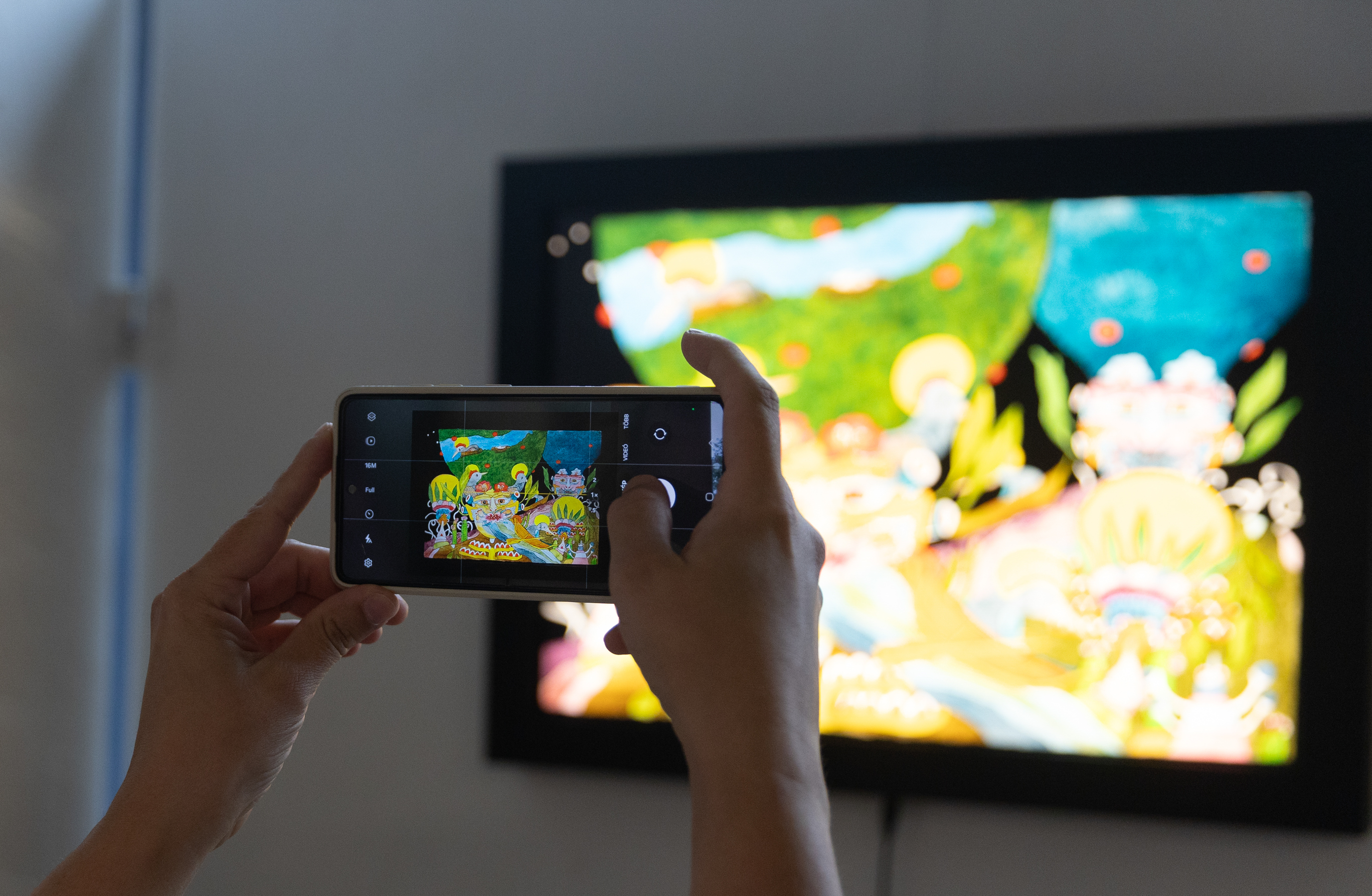 Párhuzamos világok címmel nyílt kiállítása Debrecenben